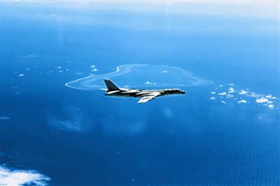 轰-6K南海战巡飞越黄岩岛。（刘锐摄）